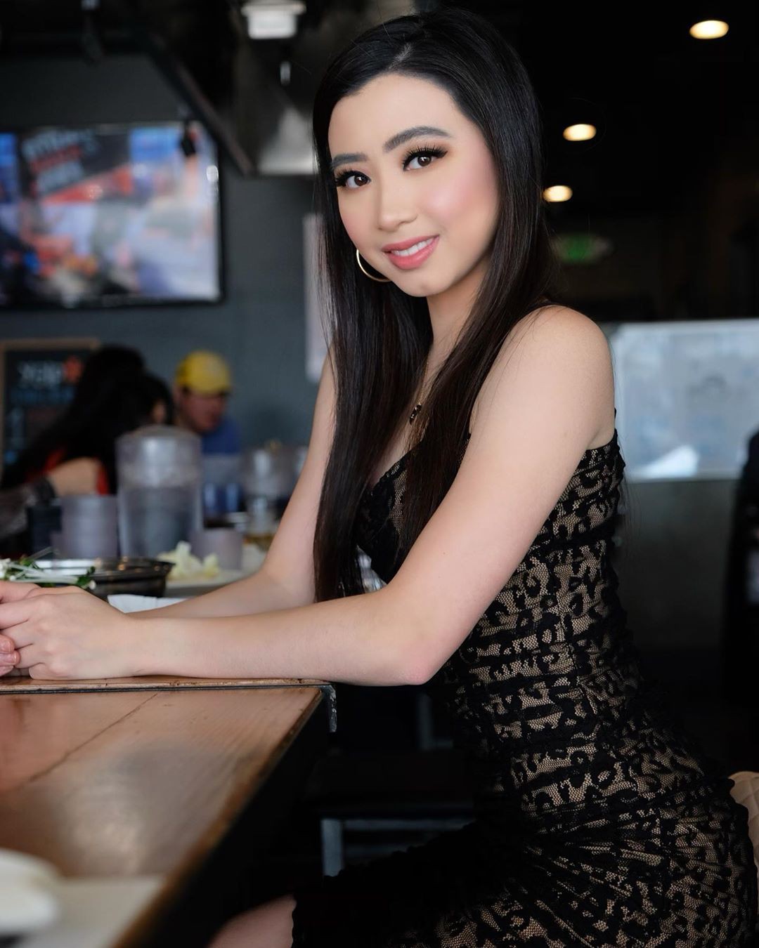 Elizabeth Nguyen piernas calientes, Black Hairstyle Ideas y Long Hair Women: Pelo largo,  Atuendos Sexys,  modelo caliente,  pelo negro,  chicas de instagram  