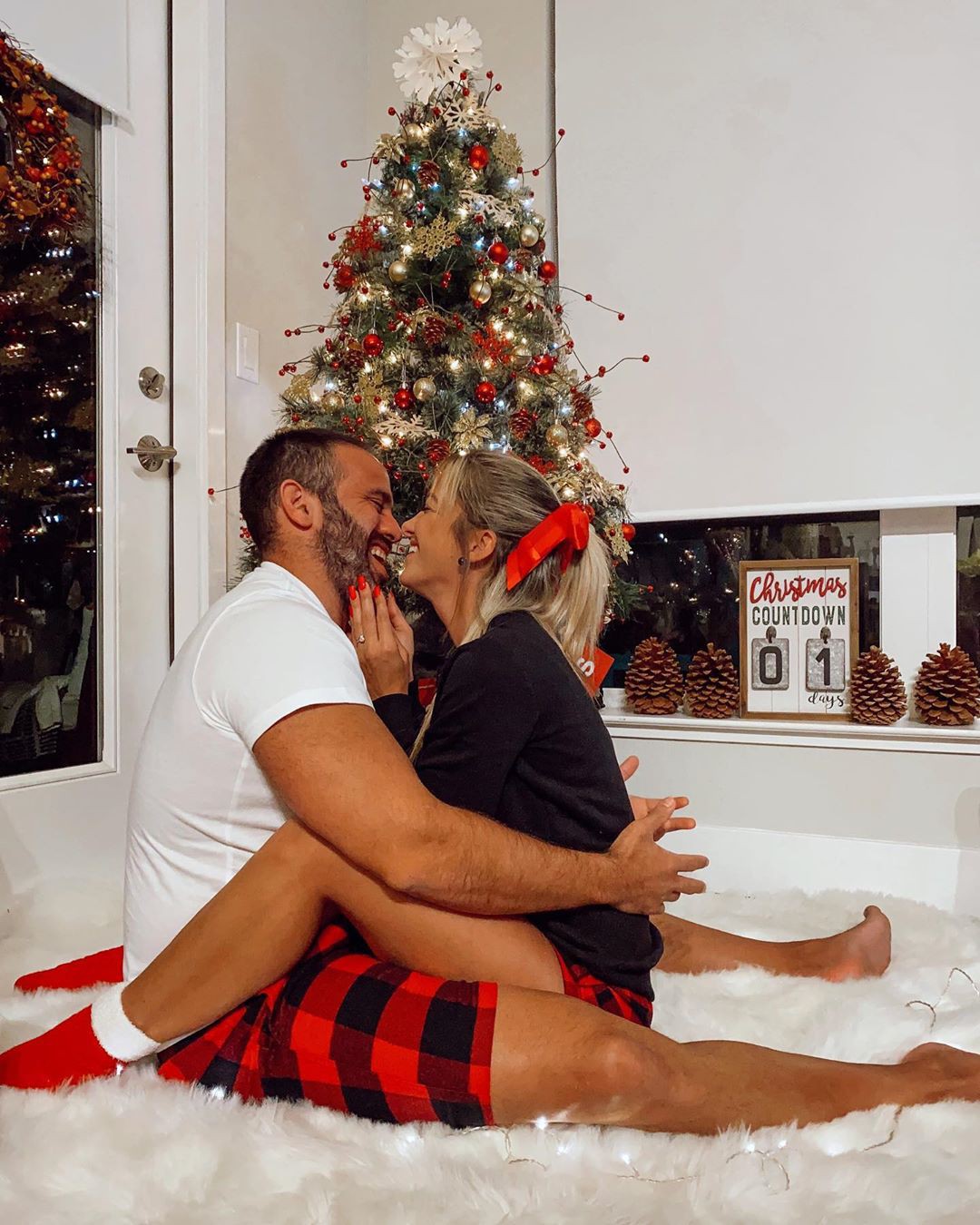 Foto de piernas de Amanda Ferguson, decoración navideña, diseño de interiores.: árbol de Navidad,  Decoración navideña,  Deportes de moda,  Nochebuena,  Atuendos Sexys,  Diseño de interiores  