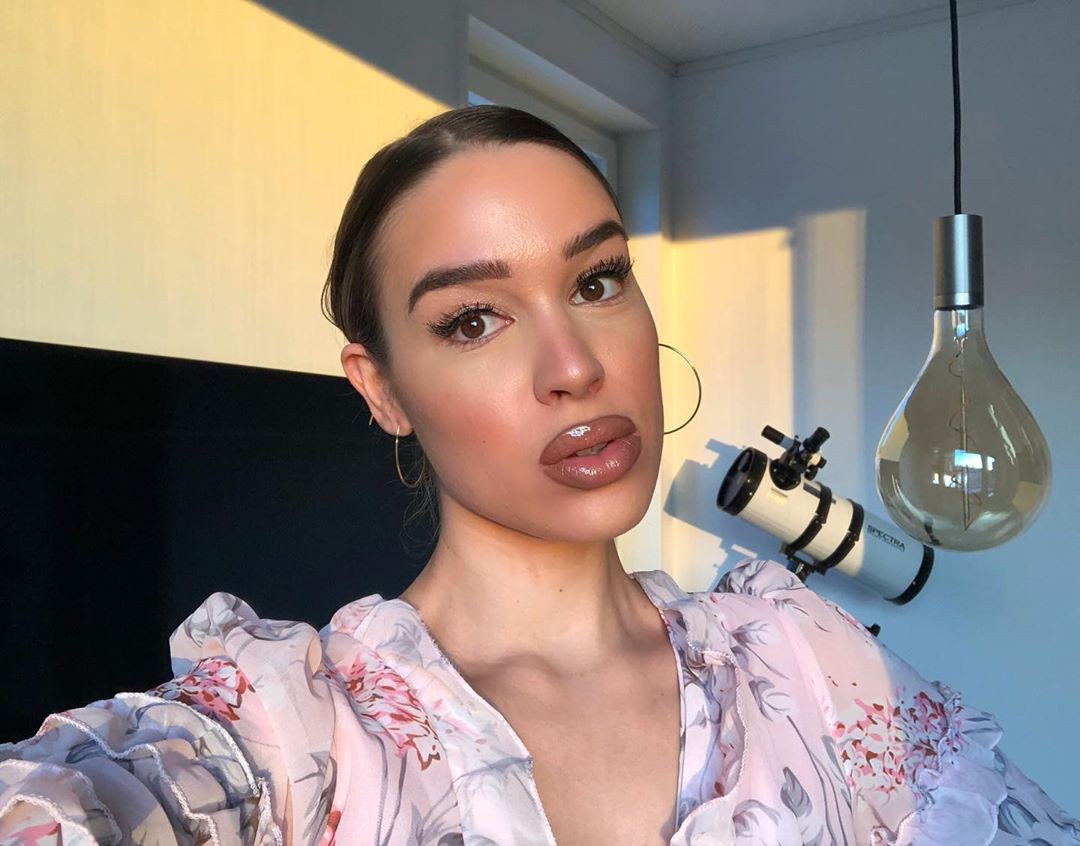 Isabelle Tounsi Maquillaje facial, Maquillaje de labios, Cortes de pelo: Atuendos Informales,  Chicas Lindas De Instagram  