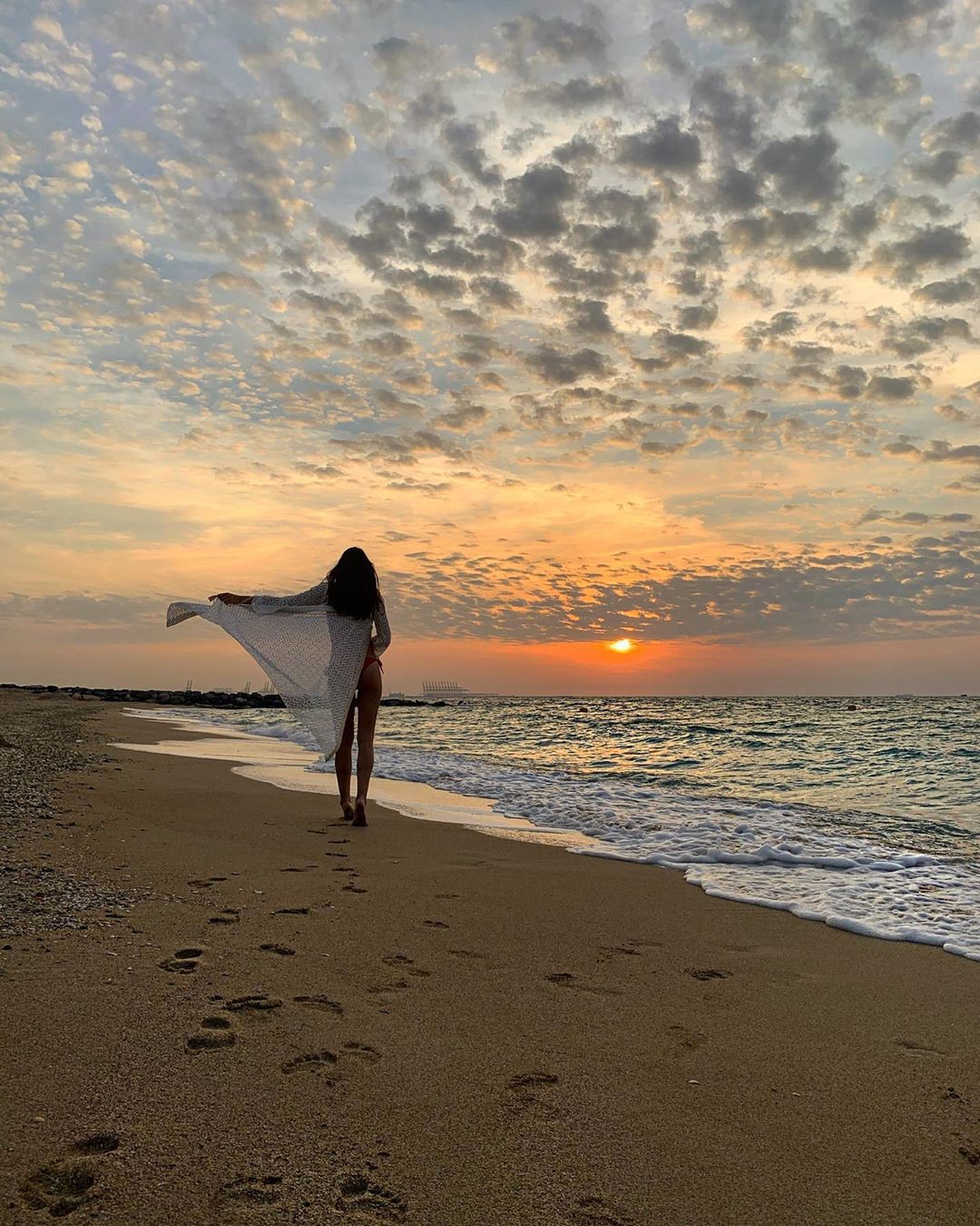 Stefanie Capshield, horizonte, nube, orilla: Stefanie Capshield Instagram  