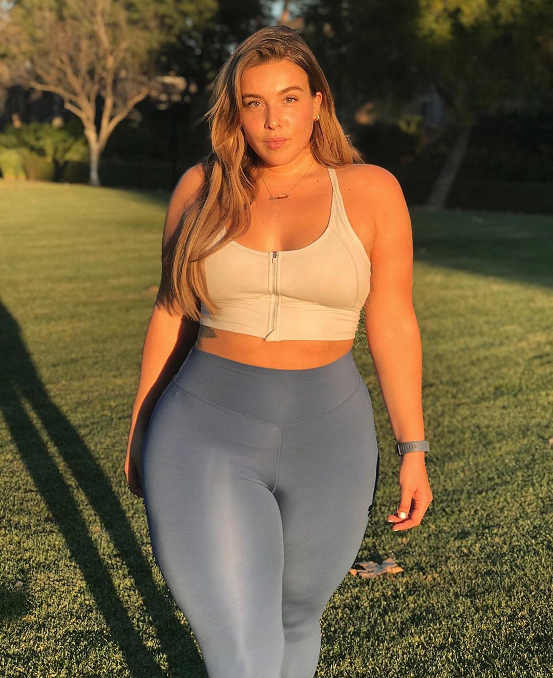 Stephanie Viada Instagram Model Claims Tinder Banned active pants, sportswear, pants color dress: top corto,  Ropa de deporte,  Pantalones activos,  chicas de instagram,  Pantalones,  Pantalones de yoga  