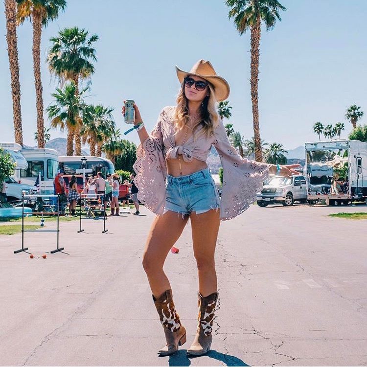 Yvette Arriaga short, jeans, outfit color denim: Mezclilla,  bermudas,  Atuendos De Coachella,  Atuendo De Vaqueros  