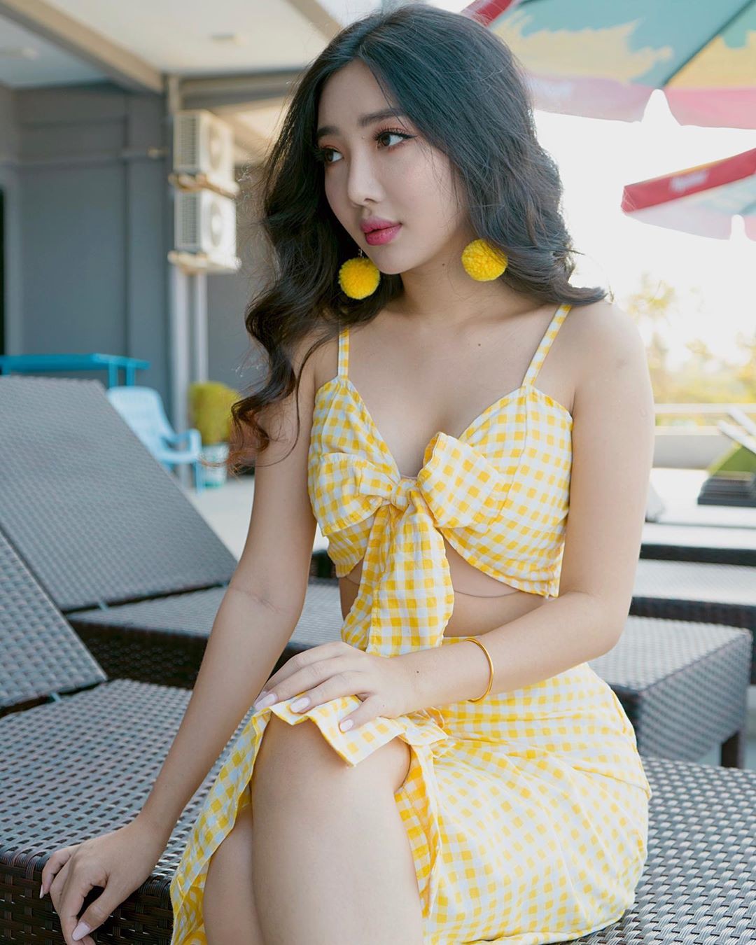 vestido amarillo a juego con bikini, muslos femeninos, foto de piernas calientes: ídolo del grabado,  chicas de instagram,  Bikini Amarillo  