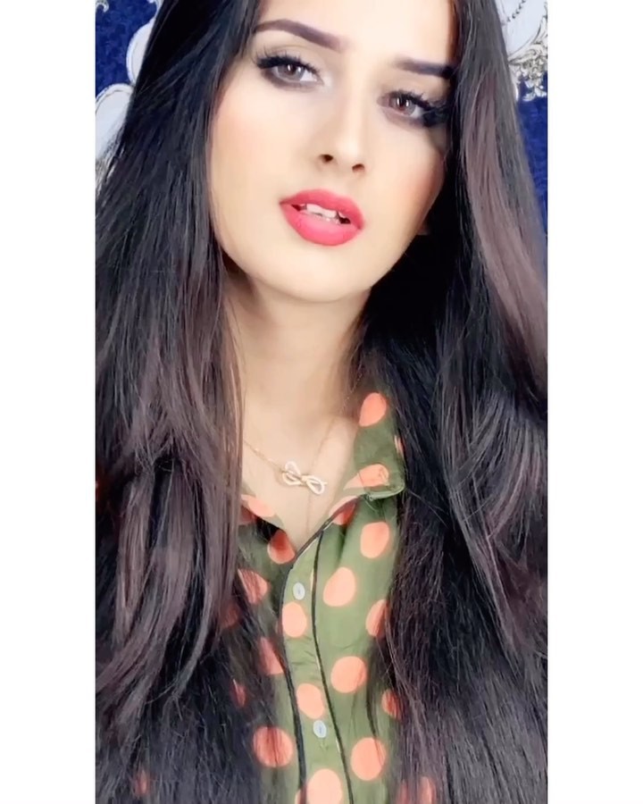 Alishbah Anjum Black Haircuts, Cute Face, Lip Makeup: Pelo largo,  pelo negro,  Chicas Lindas Instagram,  Chicas Lindas De Instagram,  alishbah anjum instagram  
