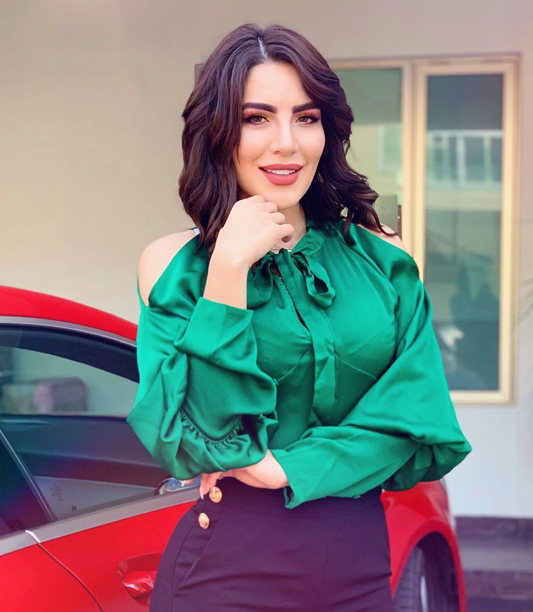 vestido de color turquesa con ropa formal, poses de sesión de fotos, sonrisa de labios: Ropa formal  