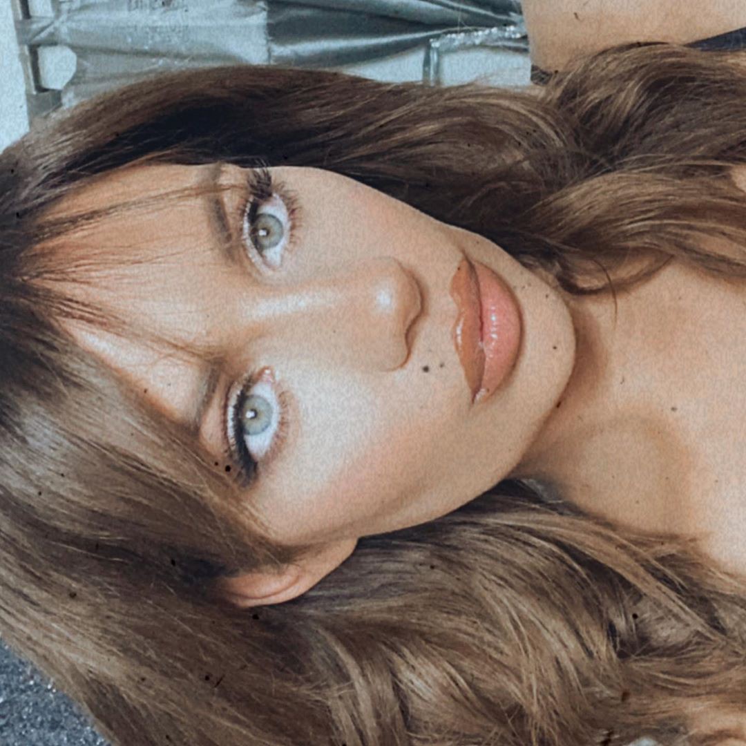 Holly Peers Pretty Face, labios naturales brillantes, peinado para niñas: Chicas Lindas De Instagram  