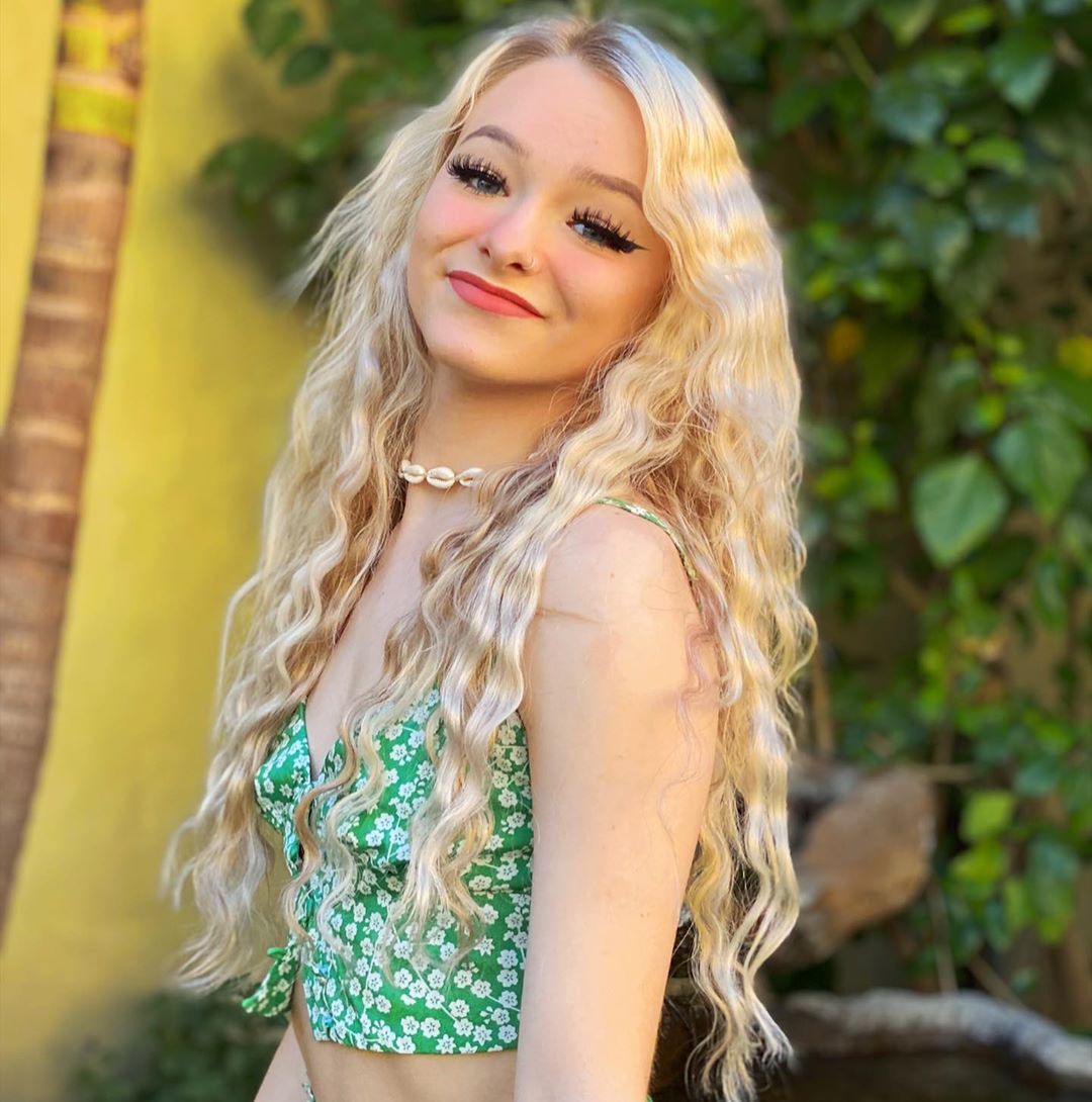 Zoe Laverne blond hairstyle, Beautiful Face y Long Hairstyle Ideas: Traje amarillo y verde,  Zoe Laverne TikTok  
