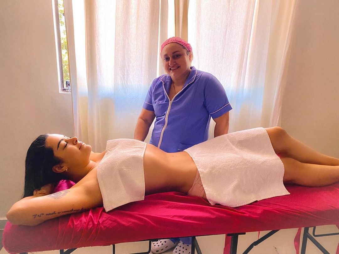 Foto de piernas de Lari Riquelme, procedimiento médico, fisioterapia: chicas de instagram  