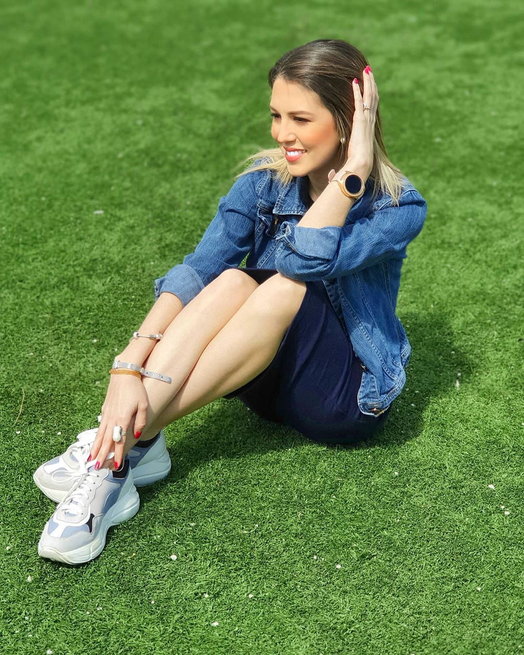 Alejandra Inestroza muslos femeninos, foto de pierna sexy, sentada: Deportes de moda,  Traje verde y azul  