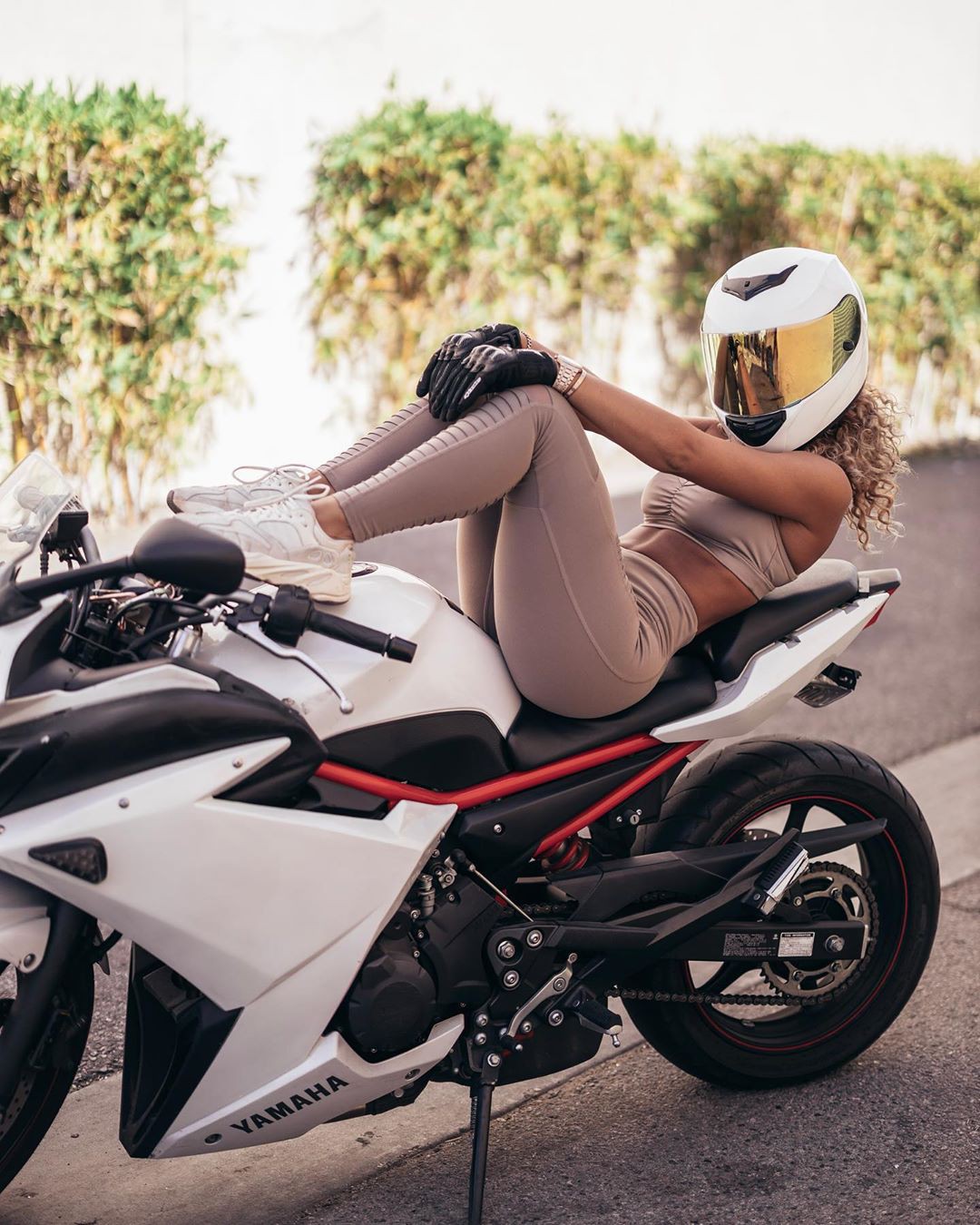 Jena Frumes, equipo de protección personal, casco de moto, diseño automotriz: chicas de instagram  