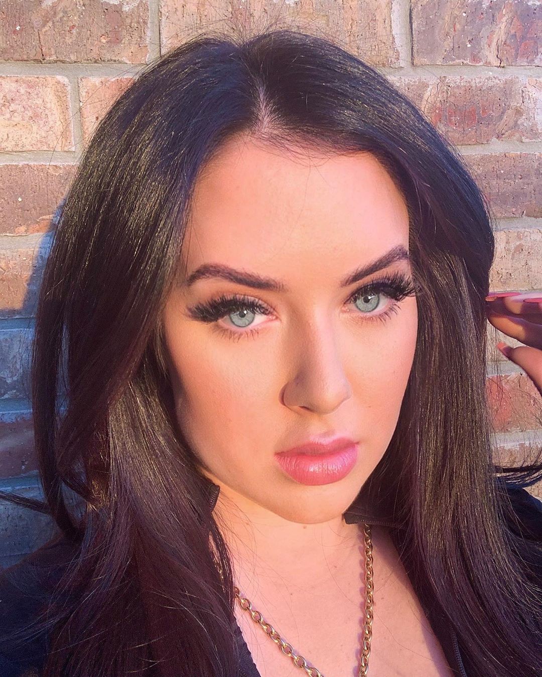 Holly Luyah Color de cabello negro, cara encantadora, labios hermosos: pelo negro,  Ideas de peinado,  Chicas Lindas De Instagram  