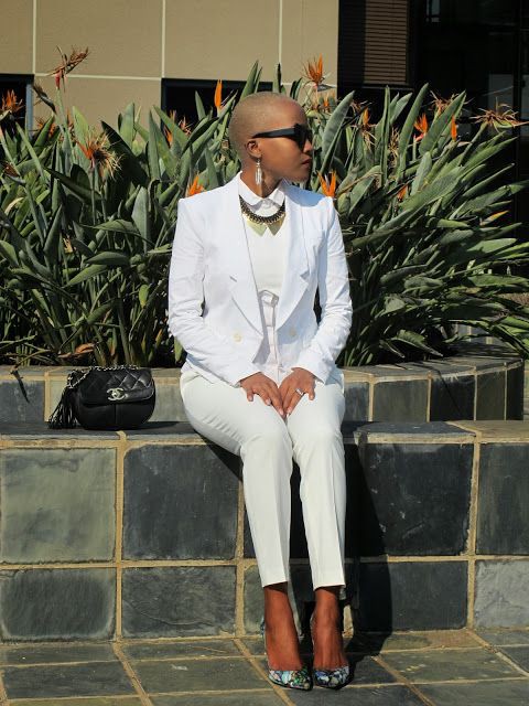 Mujer calva con pantalones trajes elegantes: camisas,  Ideas de peinado,  traje blanco,  Ropa formal  