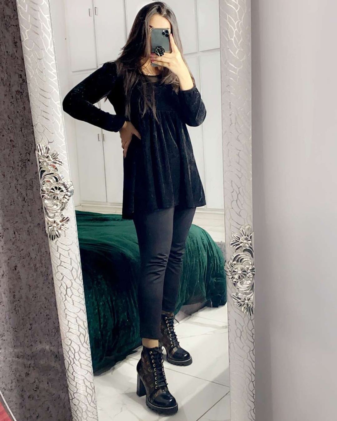 traje de estilo negro con mallas, medias, foto de piernas calientes: polainas negras,  Medias negras,  alishbah anjum instagram  