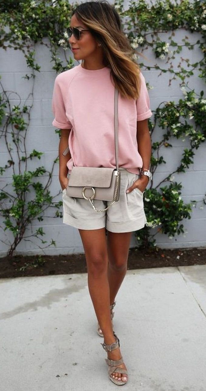 Conjunto blanco y rosa Stylevore con bolso corto, sandalia: Traje de camiseta,  Estilo callejero,  Atuendos Informales,  julie sariñana  