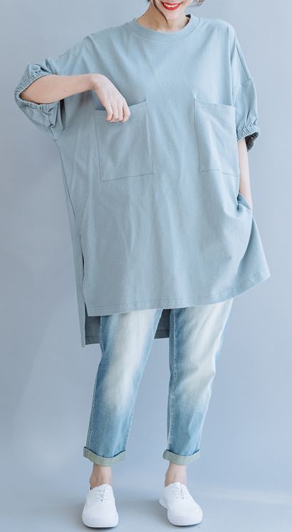 Conjunto de color blanco y azul con camisa, falda, top