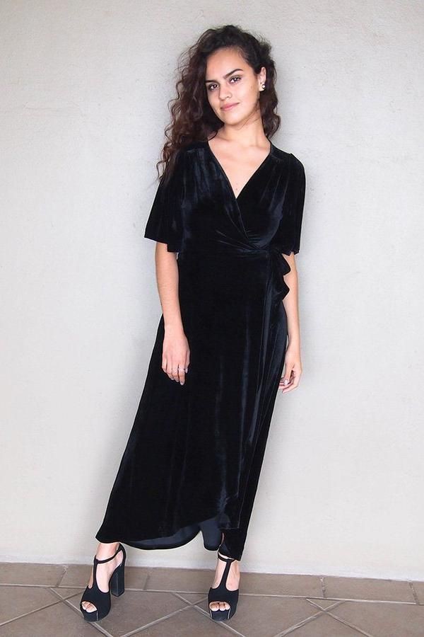 vestido negro para mujer con vestido, foto de piernas, diseños de atuendos: vestido negro,  moda navideña  