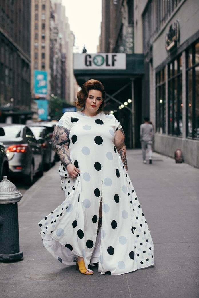 Tess Holliday street style modelo talla grande, blanco y negro: Estilo callejero,  lunares en,  traje blanco,  Atuendos Para Citas,  tess vacaciones,  En blanco y negro  