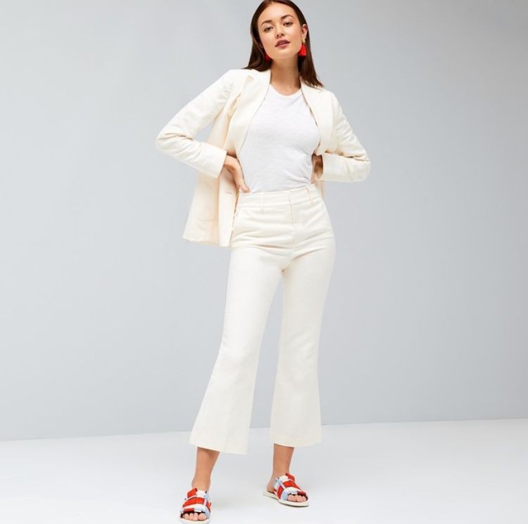 Conjunto blanco Stylevore con: modelo,  traje blanco  