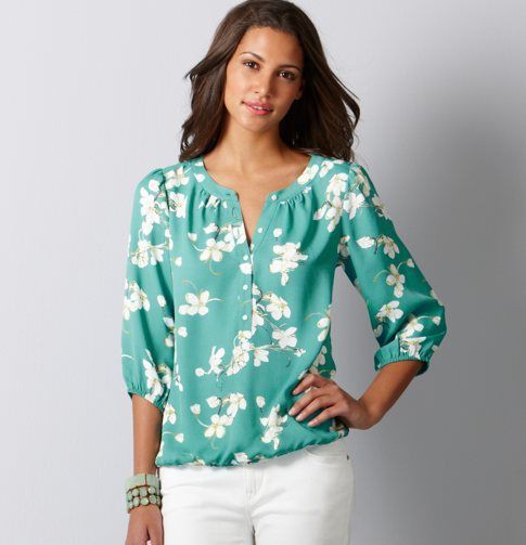 Blusa floral con pantalón blanco: camisas,  Traje Turquesa Y Verde,  Blusa con cuello en V  