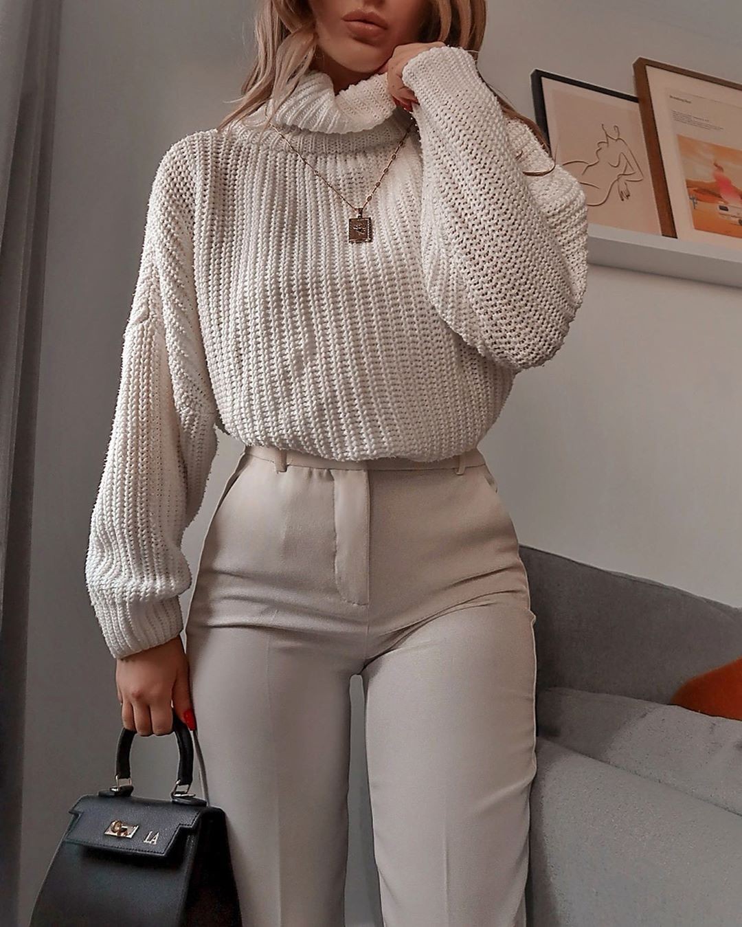 Conjunto de color blanco con suéter, jeans, falda