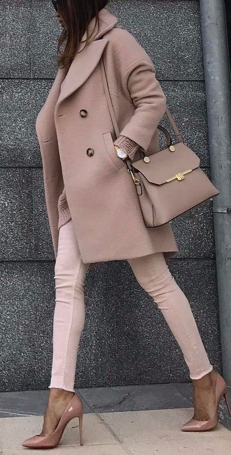 Cómo combinar beige y marrón con gabardina, abrigo, bolsos para mujeres: gabardina,  Estilo callejero  