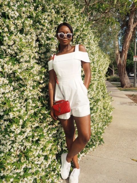 Conjunto de color blanco, debes probar con: traje blanco  
