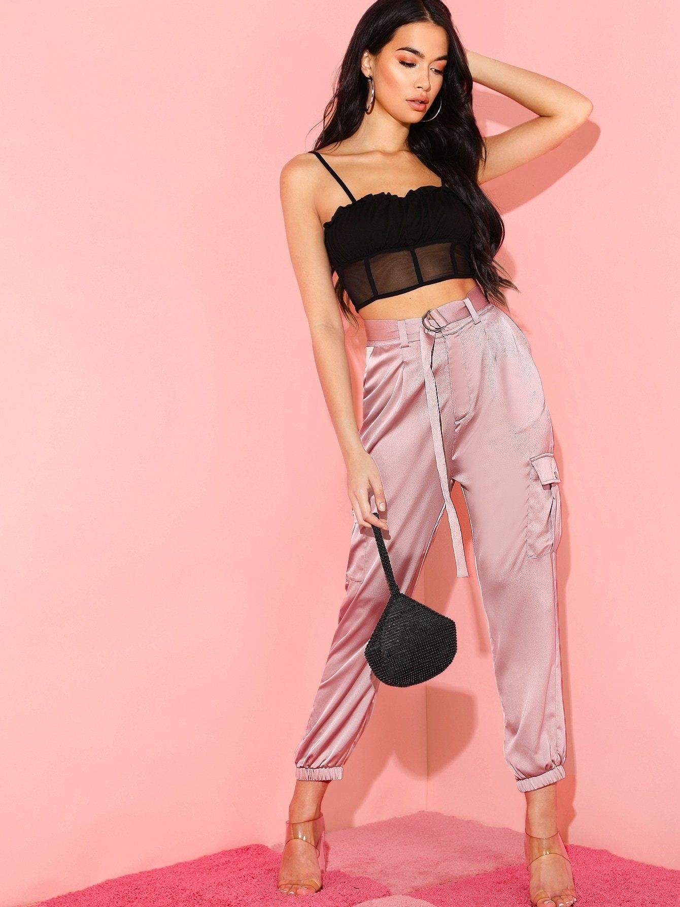 Instagram de atuendo rosa con pantalones cargo, pantalones, jeans.: modelo,  Traje rosa,  Trajes De Pantalón De Seda  