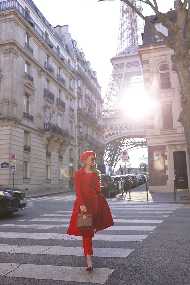 Traje de color, debes probar el traje rojo de París, moda callejera, torre eiffel, gabardina, boina roja, sézane: gabardina,  Torre Eiffel,  Estilo callejero,  boina roja,  Traje Blanco Y Rojo,  Outfits Con Boina  