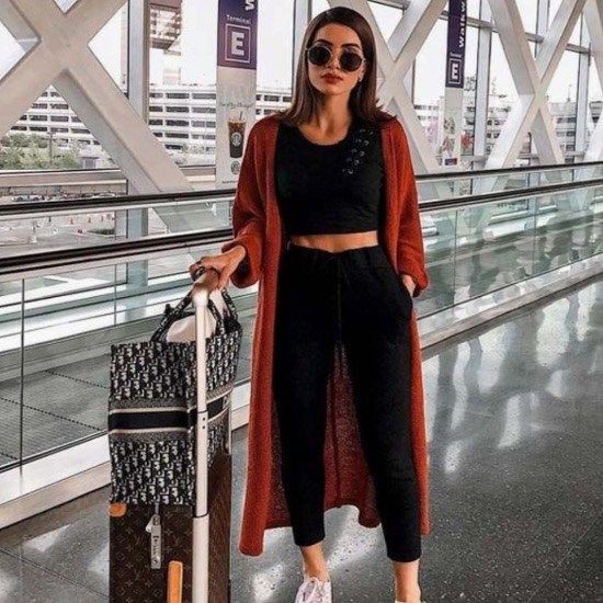Moda de instagram granate y marrón con crop top: top corto,  Estilo callejero,  Traje Granate Y Marrón,  Ideas para vestir en el aeropuerto  