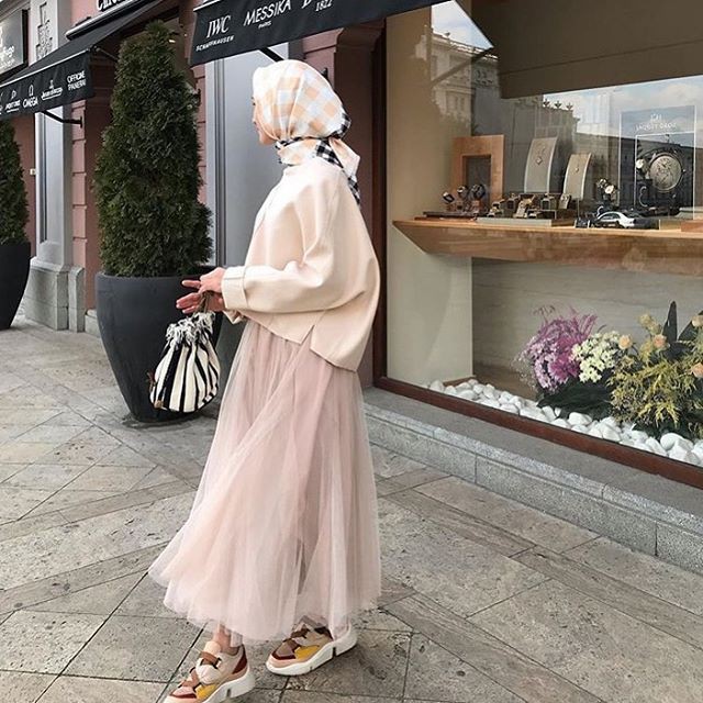 Combinación de color blanco y rosa con uniforme, falda.: moda islámica,  ropa informal,  Semana de la Moda,  Estilo callejero,  Traje Blanco Y Rosa,  Hiyab  
