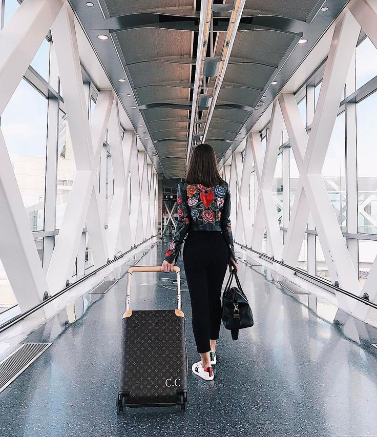 Traje de color, equipaje y bolsos, fotografía de viaje.: Fotografía de viajes,  Trajes de viaje,  Ideas para vestir en el aeropuerto  