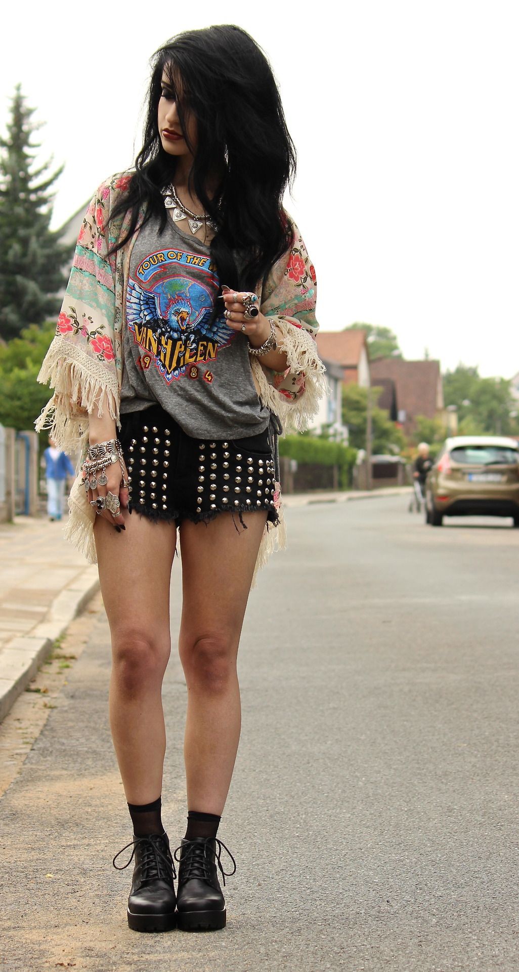 Outfit instagram con jean short, minifalda, crop top: top corto,  Traje de camiseta,  Estilo callejero  