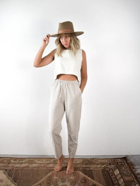 Traje de diseñador marrón y blanco con pantalones, jeans.: Moda minimalista,  Traje marrón y blanco,  Vestidos de salón  