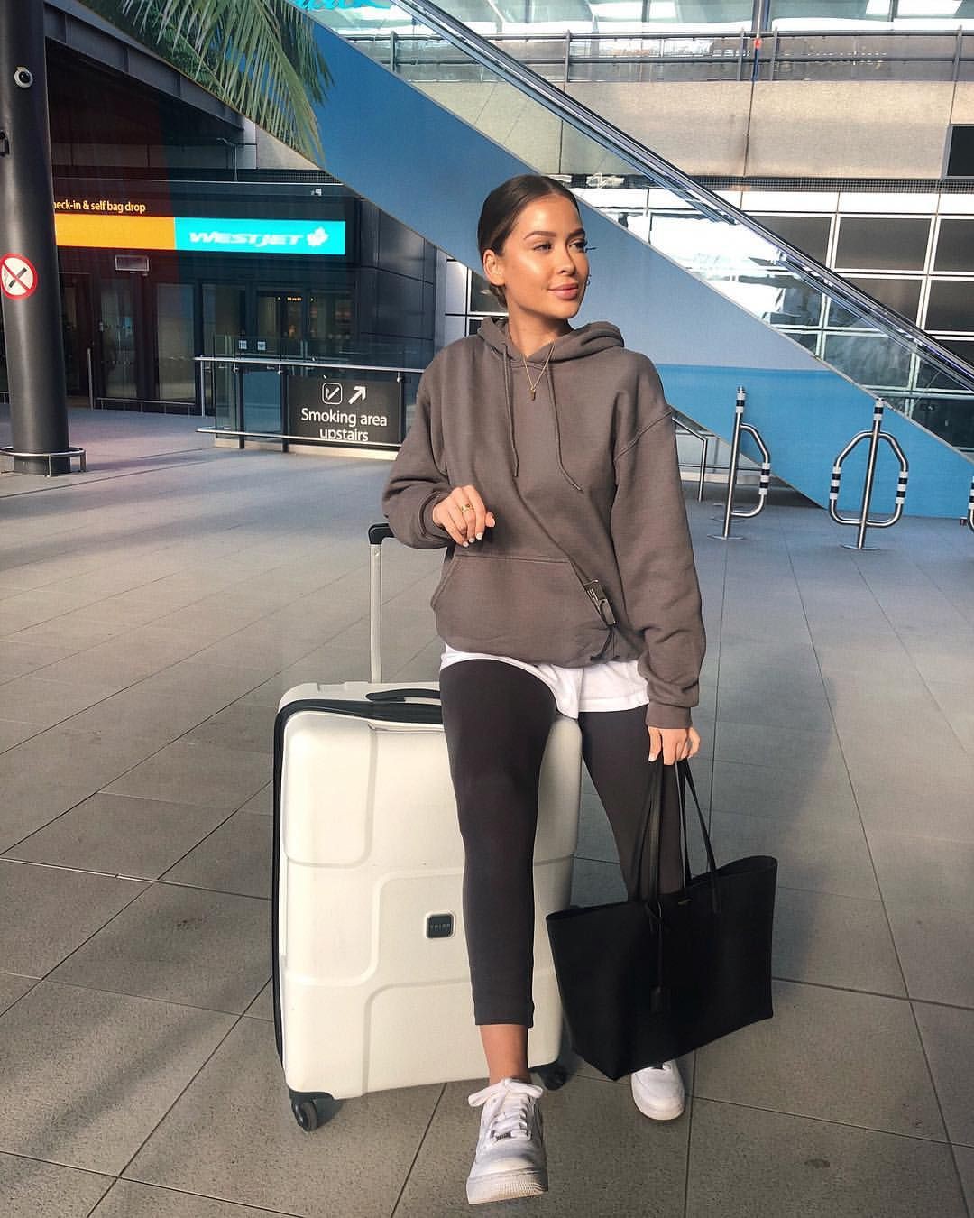 Trajes de aeropuerto de dubai de moda de Instagram, moda callejera: traje blanco,  Estilo callejero,  Ideas para vestir en el aeropuerto  