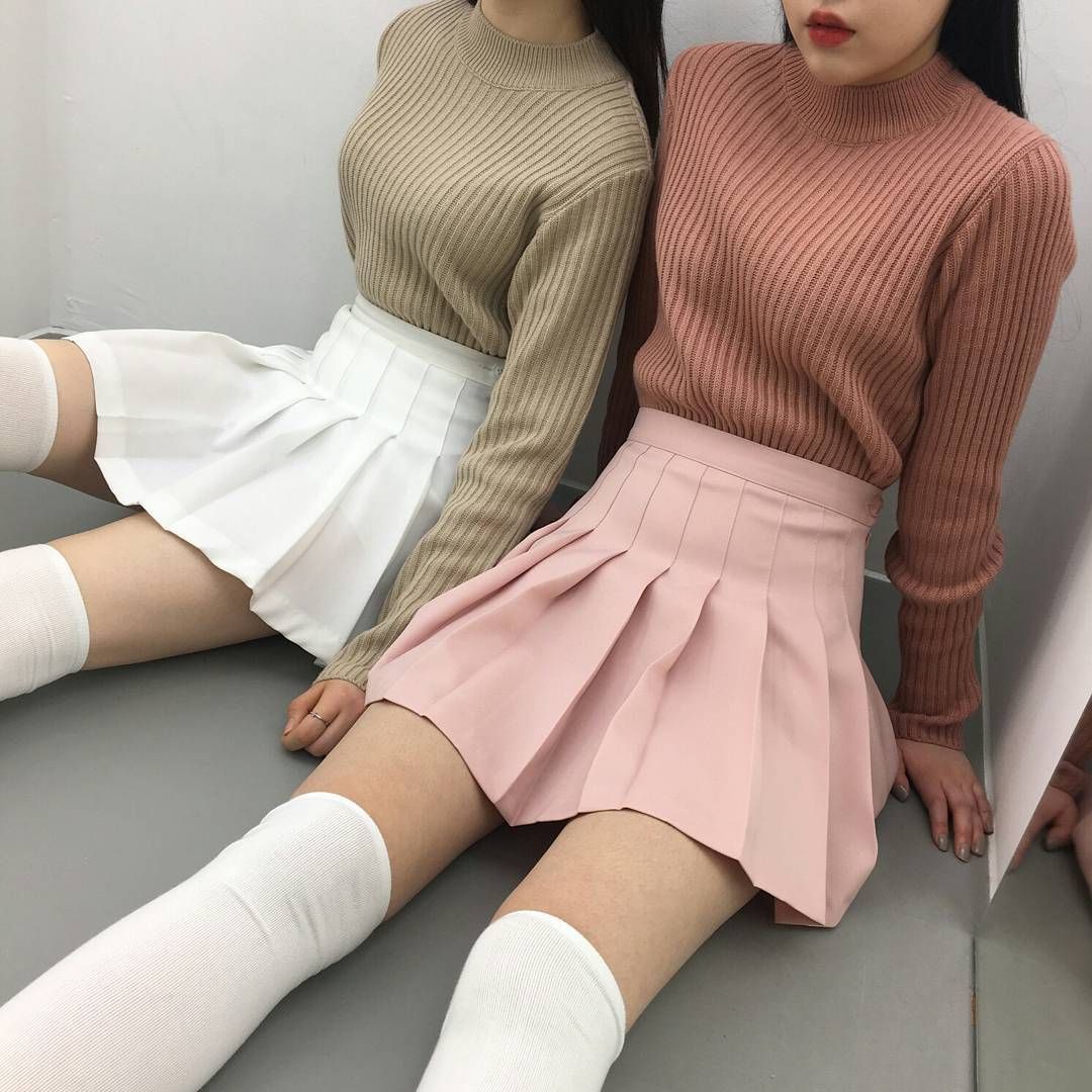 Falda de tenis de moda coreana rosa: Fotografía de moda,  Traje rosa,  Calcetines hasta el muslo  