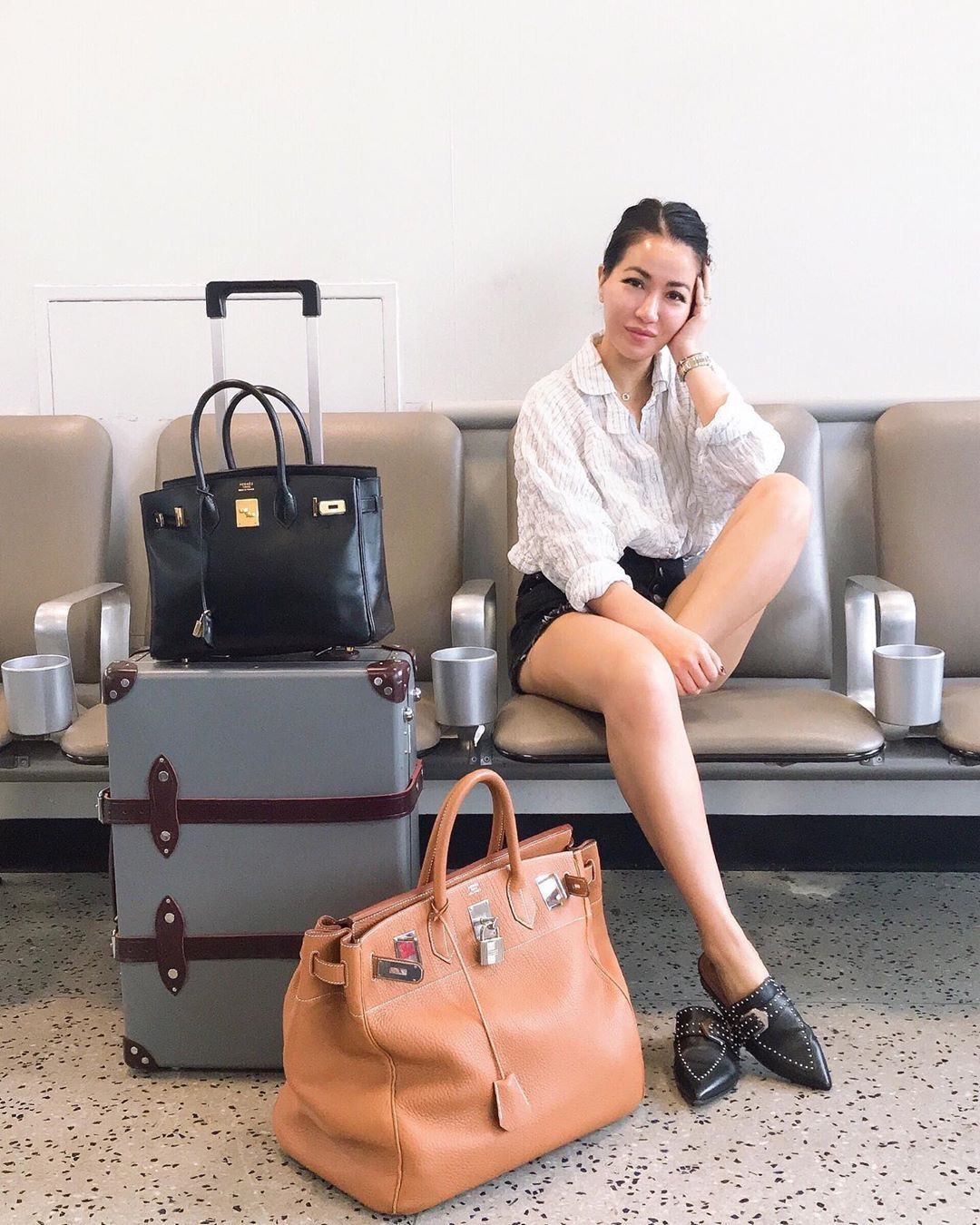 Ideas de vestidos marrones con accesorio de moda.: Accesorio de moda,  bolso birkin,  Traje Marrón,  Ideas para vestir en el aeropuerto  
