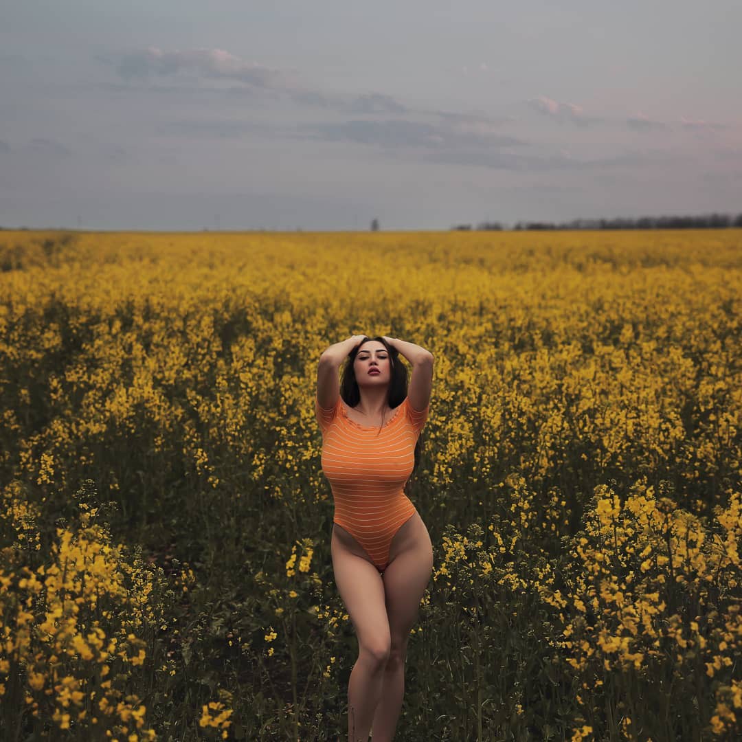 Ideas de fotografía de Louisa Khovanski, personas en la naturaleza, planta de mostaza: louisa khovanski caliente,  Instagram de Luisa Khovanski  