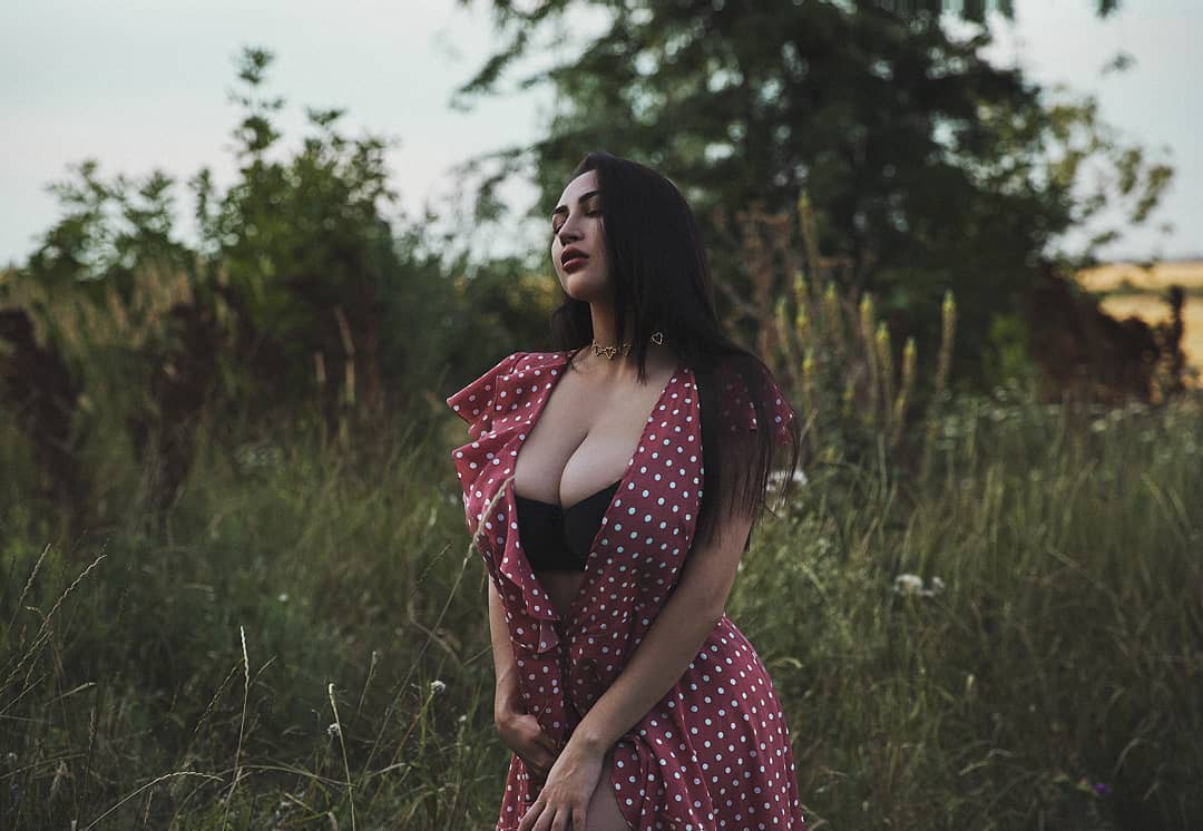 Vestido de Louisa Khovanski, atuendo elegante, ideas para sesión de fotos, ideas para fotografía: Pelo largo,  louisa khovanski caliente,  Instagram de Luisa Khovanski  