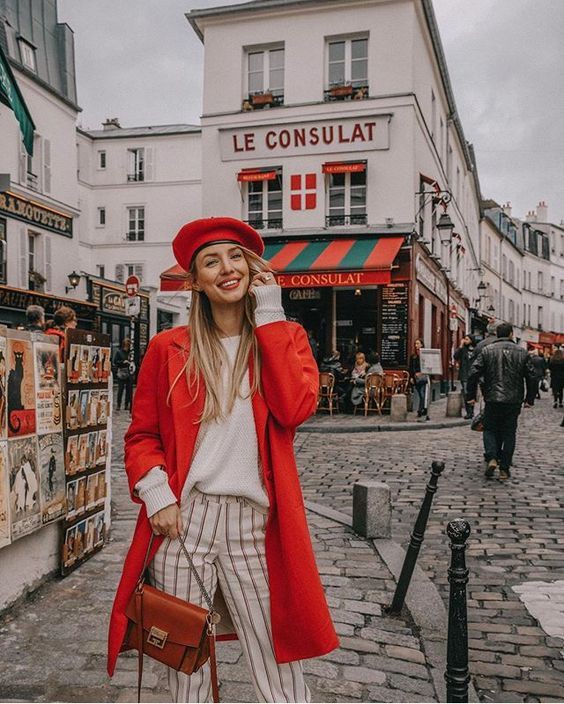 Color ideas paris kıyafetleri semana de la moda de paris, moda callejera: Estilo callejero,  Semana de la moda de París,  traje rojo,  Outfits Con Boina  