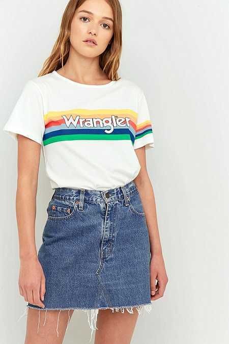 Outfit ideas camisa wrangler arcoíris, crop top, camiseta: top corto,  Traje de camiseta,  traje blanco,  Falda de mezclilla  