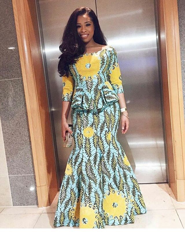 Mujer nigeriana africana viste estampados de cera africana, diseño de moda: Fotografía de moda,  modelo,  Pelo largo,  camarones asos,  Vestidos Roora,  traje amarillo,  Impresiones de cera africanas  