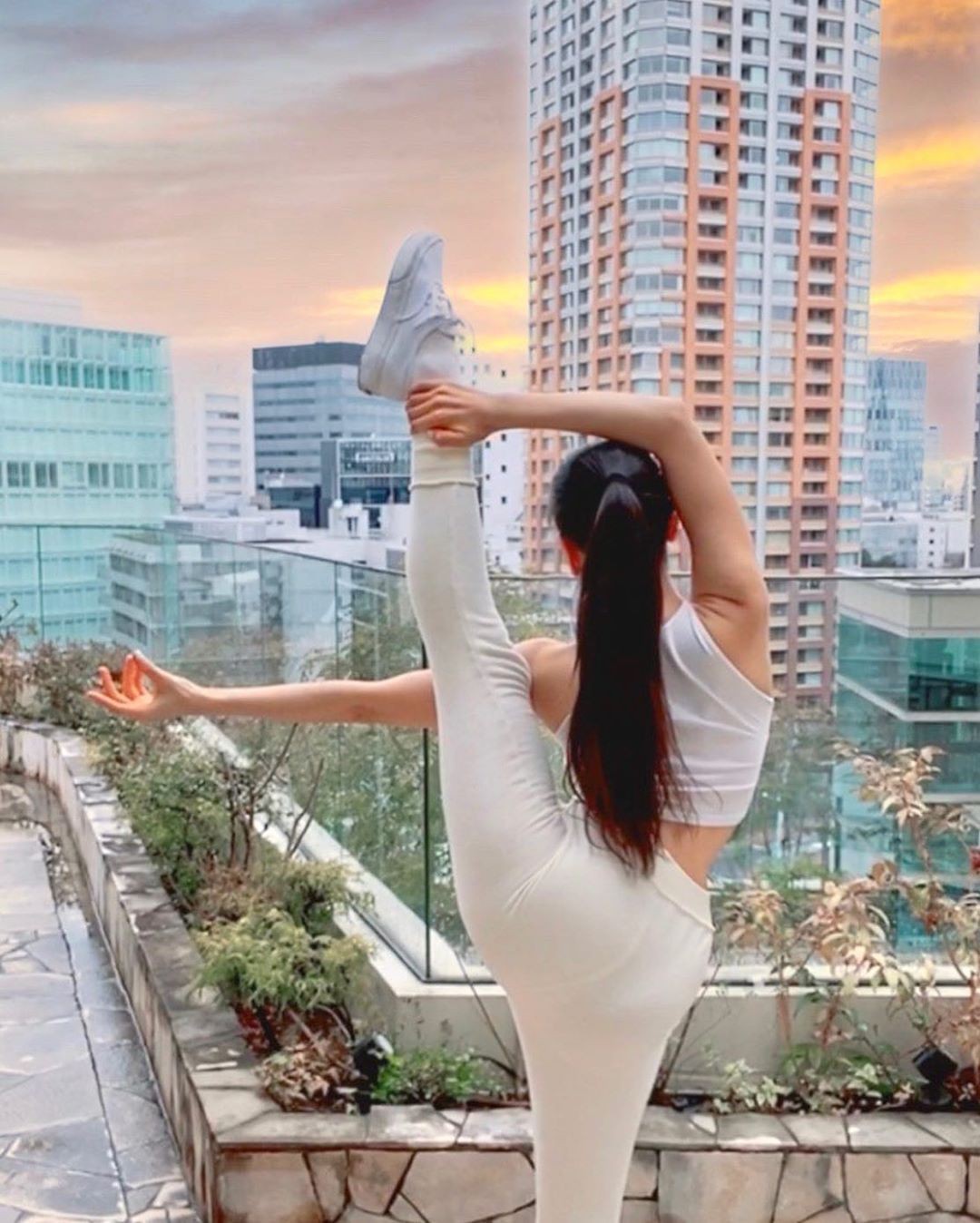 Instagram de atuendo deportivo de Sang A Yonini, imagen de piernas, estilo de cabello largo de mujer: modelo de fitness,  Ropa de deporte,  Pantalones de yoga,  cantó un yonini  