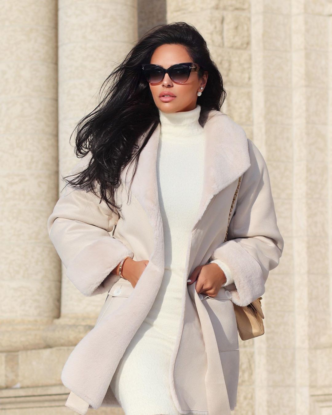 outfit blanco instagram con blazer, abrigo, gafas de sol, anteojos: abrigo blanco,  Chaqueta blanca,  Trajes de fiesta con estilo  