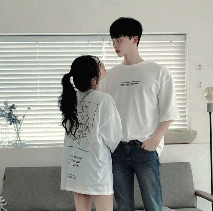 Ideas de ropa ulzzang pareja mañana, idioma coreano, ídolo coreano, camiseta, k pop: Traje de camiseta,  traje blanco,  Trajes de pareja a juego  