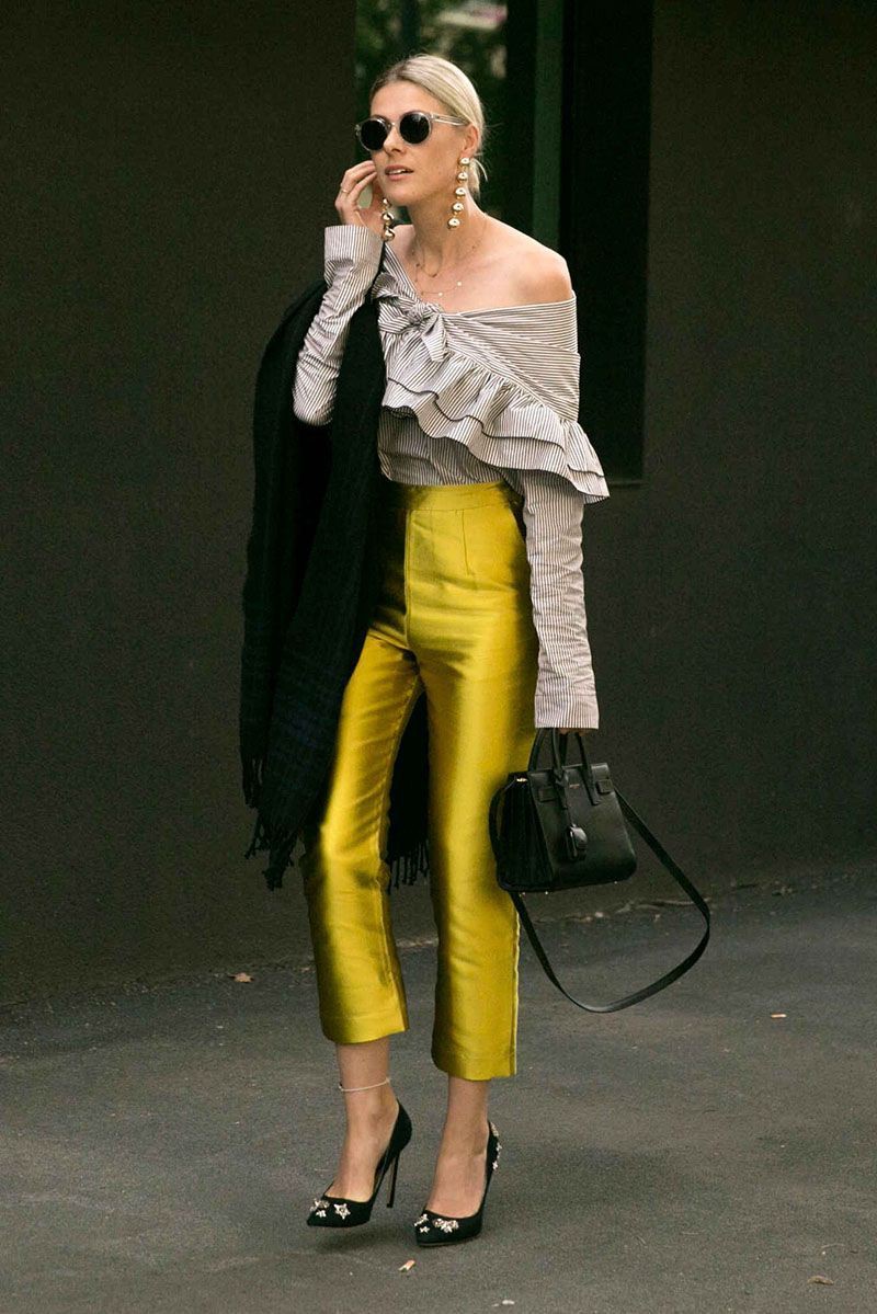 Traje amarillo Stylevore con: Fotografía de moda,  blogger de moda,  modelo,  Semana de la Moda,  Estilo callejero,  traje amarillo,  Semana de la Moda de Londres,  Semana de la moda de Milán,  Top de un hombro  