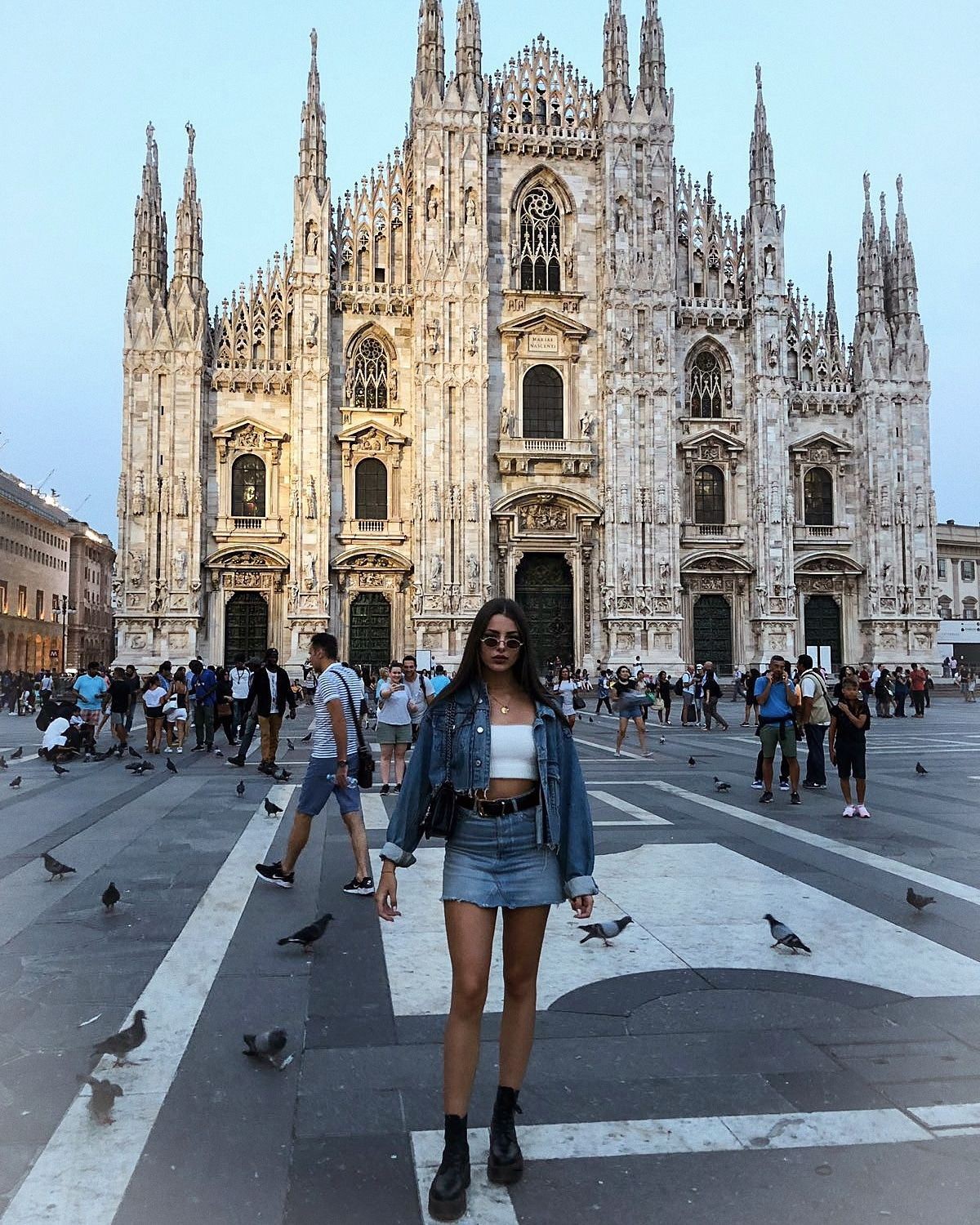 Traje de color, debes probar la catedral de Milán,: arquitectura gótica,  Falda de mezclilla  