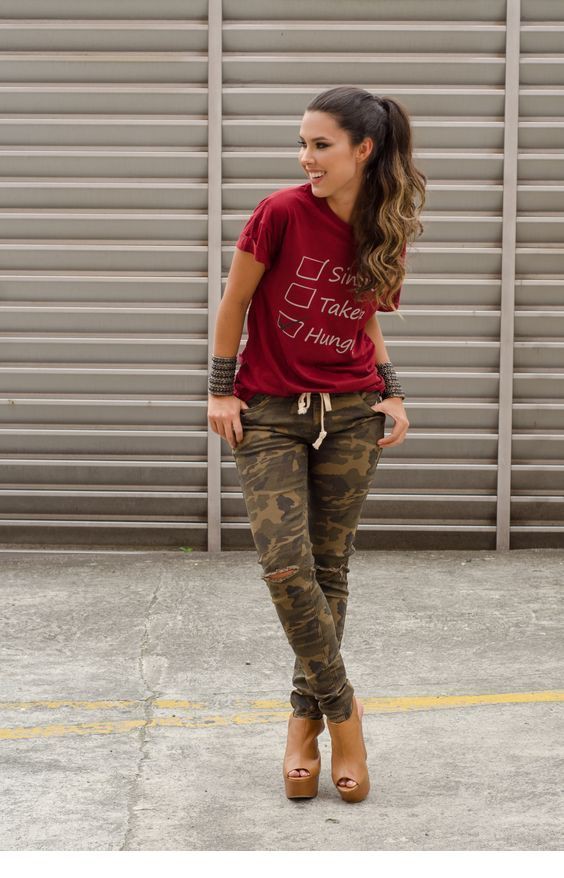 Combinar pantalón militar mujer: Traje de camiseta,  Pantalones de camuflaje,  Traje Granate Y Marrón  