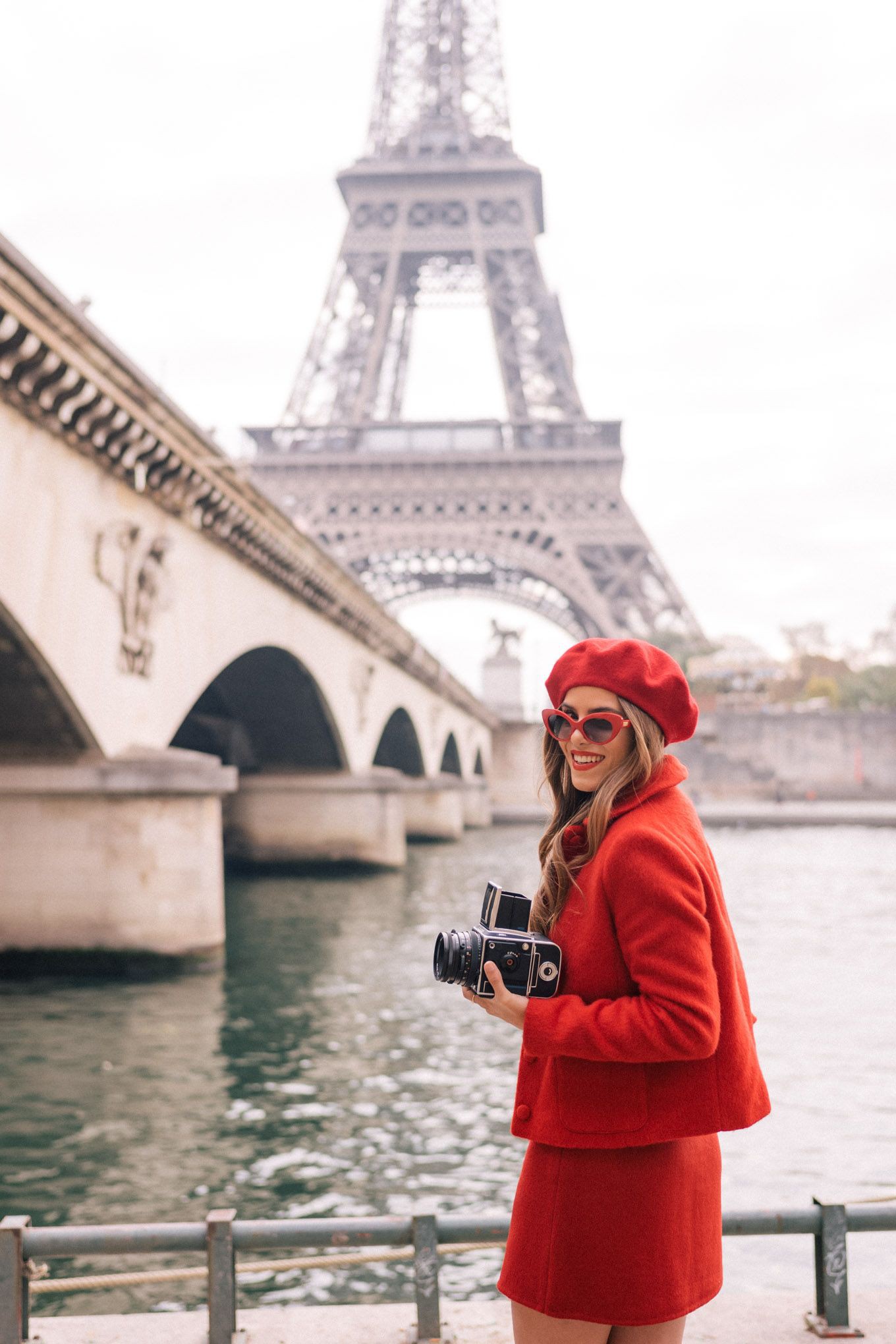 Lindas colecciones rojas con abrigo.: Fotografía de viajes,  Torre Eiffel,  Estilo callejero,  traje rojo,  Outfits Con Boina  