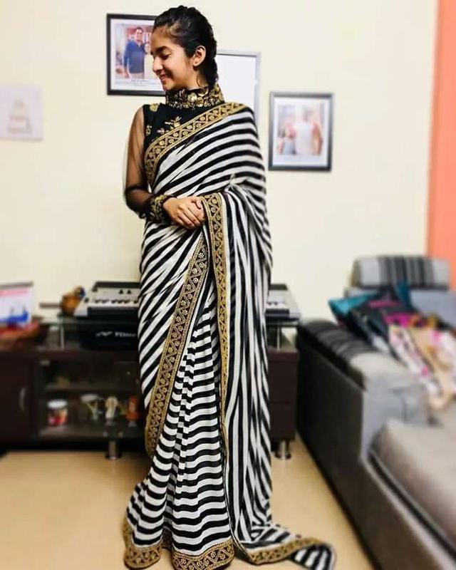 Sari negro de Anushka Sen: chicas calientes en sari  