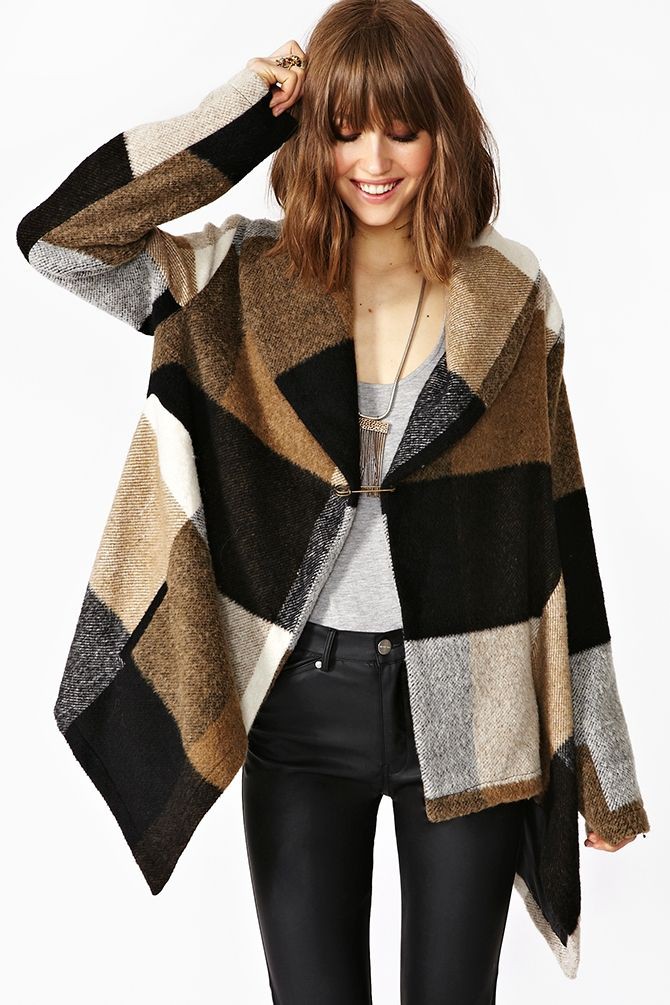 Ideas de ropa beige con chaqueta, abrigo.: Fotografía de moda,  corte bob,  Traje Beige,  Trajes De Tela Escocesa,  Abrigo de lana  